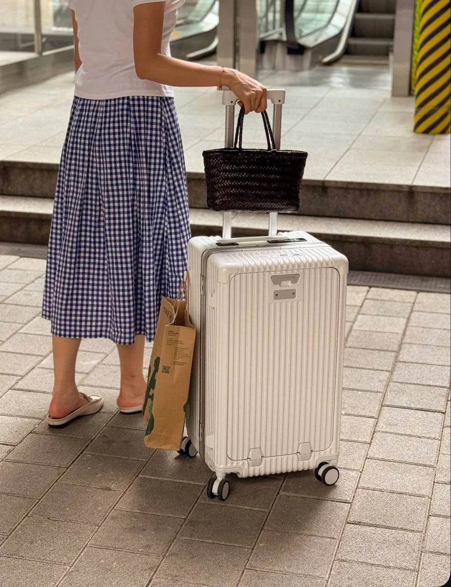 Voyageuse dans la rue avec la valise VALIZIGO